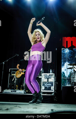 Toronto, Ontario, Kanada. 18. Juli 2013. AMY HEIDEMANN, lead-Sänger für amerikanische pop-Duo, das Karmin führt im Molson Canadian Amphitheatre in Toronto. Bildnachweis: Igor Vidyashev/ZUMAPRESS.com/Alamy Live-Nachrichten Stockfoto