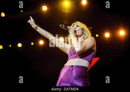 Toronto, Ontario, Kanada. 18. Juli 2013. AMY HEIDEMANN, lead-Sänger für amerikanische pop-Duo, das Karmin führt im Molson Canadian Amphitheatre in Toronto. Bildnachweis: Igor Vidyashev/ZUMAPRESS.com/Alamy Live-Nachrichten Stockfoto