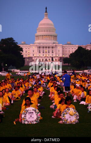 Washington DC, USA. 18. Juli 2013. Falun-Gong-Mitglieder feiern den 14. Jahrestag von der chinesischen Regierung Durchgreifen gegen sie am 20. Juli 1999 begonnen. Einige Leute halten Ehrungen mit den Namen derjenigen, die während der Verfolgung getötet worden sein. Im Hintergrund ist das United States Capitol Building. Bildnachweis: James Brunker / Alamy Live News Stockfoto