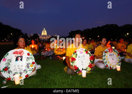 Washington DC, USA. 18. Juli 2013. Falun-Gong-Mitglieder feiern den 14. Jahrestag von der chinesischen Regierung Durchgreifen gegen sie am 20. Juli 1999 begonnen. Einige Leute halten Ehrungen mit den Namen derjenigen, die während der Verfolgung getötet worden sein. Im Hintergrund ist das United States Capitol Building. Bildnachweis: James Brunker / Alamy Live News Stockfoto
