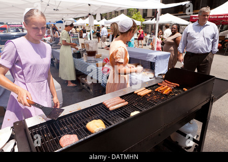 Amische Mädchen verkaufen Hamburger und Hot Dogs auf Bauernmarkt - Washington, DC USA Stockfoto