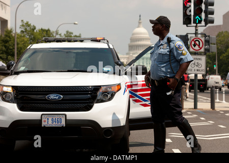 Polizist blockieren Straße nahe dem US Capitol - Washington, DC USA Stockfoto