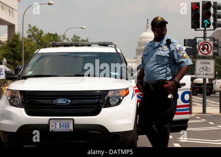 Polizist blockieren Straße nahe dem US Capitol - Washington, DC USA Stockfoto