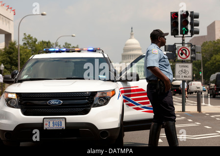 Polizist blockieren Straße nahe dem US Capitol - Washington, DC USA Stockfoto