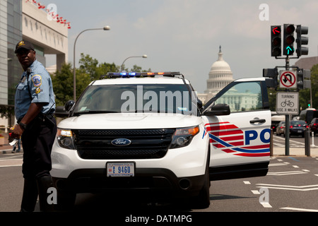 Polizist blockieren Straße nahe dem US Capitol - Washington, DC USA Stockfoto