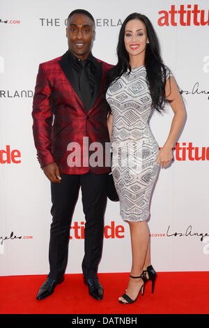 London, UK. 18. Juli 2013. Simon Webbe (Mitglied der Boyband blue) und Freundin Maria Kouka (SoSexy Mode neue BOMBSHELLS!) besucht die Haltung erste Gay Magazine Launch, weltweit Sexiest 100 Männer 2013 Sommerparty in London. Bildnachweis: Siehe Li/Alamy Live News Stockfoto