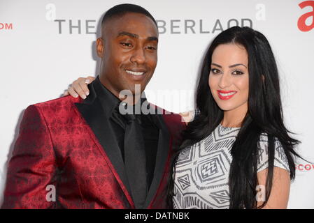 London, UK. 18. Juli 2013. Simon Webbe (Mitglied der Boyband blue) und Freundin Maria Kouka (SoSexy Mode neue BOMBSHELLS!) besucht die Haltung erste Gay Magazine Launch, weltweit Sexiest 100 Männer 2013 Sommerparty in London. Bildnachweis: Siehe Li/Alamy Live News Stockfoto