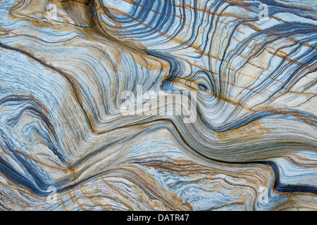 Sandstein Felsen Schichten Muster. Northumberland Küste, England Stockfoto