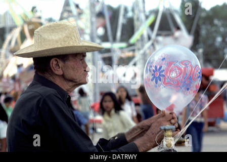 Santa Fe, New Mexico. Alter Mann mit verwitterten Gesicht verkauft Liebe Ballons bei Fieste de Santa Fe Feier... © Bob Kreisel Stockfoto