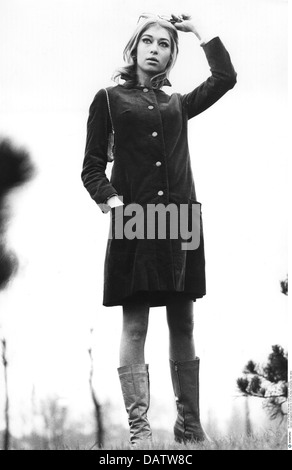 Mode, 70er Jahre, Damenmode, Frau im Cord Mantel, 70er Jahre, , zusätzliche-Rights-Clearences-not available Stockfoto