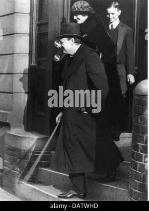 Churchill, Winston Spencer, 30.11.1874 - 24.1.1965, britischer Politiker (Cons.), volle Länge, mit Frau Clementine, 1915, Stockfoto