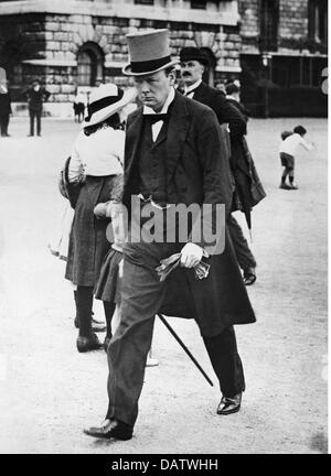 Churchill, Winston Spencer, 30.11.1874 - 24.1.1965, britischer Politiker (Cons.), Erster Lord der Admiralität zwischen den Jahren 1911 und 198, volle Länge, London, 1914, Stockfoto