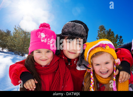 Drei Vielfalt aussehende Kinder - zwei Mädchen und ein Junge außerhalb an sonnigen Wintertag Stockfoto