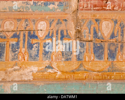 Bemalte Grenze zeigt helle Farben am Tempel von Ramses II in der Nähe der Tempel von Sethos ich an Abydos, Ägypten Stockfoto