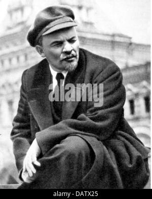 Lenin (Wladimir Iljich Uljanow), 22.4.1870 - 21.1.1924, russischer Politiker, halb so lange, bei der militärischen Überprüfung der Arbeiterwehren, Moskau, 25.5.1919, Stockfoto
