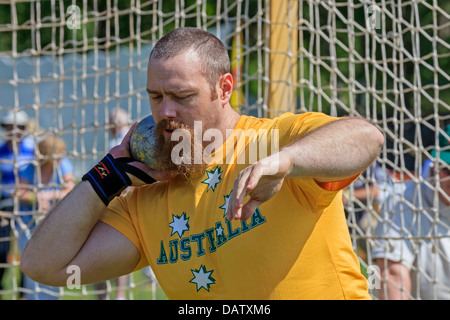 Wettbewerber werfen den Ball 16 Pfund in den traditionellen schottischen Wettbewerb bei den Highland Games, Schottland Stockfoto