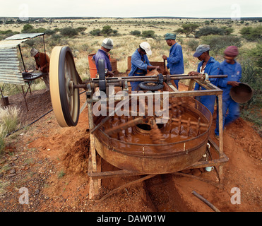 Eine Gruppe von Arbeitern in einem kleinen Diamanten Graben Enterprice mit Oom Connie auf der Rückseite, Northern Cape, Südafrika Stockfoto