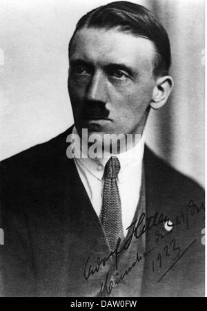 Hitler, Adolf, 20.4.1889 - 30.4.1945, deutscher Politiker (NSDAP), Porträt, mit Widmung, München, 24.12.1923, Stockfoto