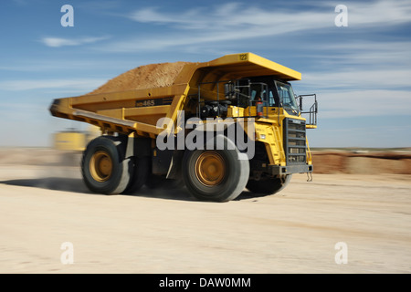 Ein Komatsu-LKW für den Einsatz im Bergbau in der Nähe von Barkly West, Südafrika Stockfoto