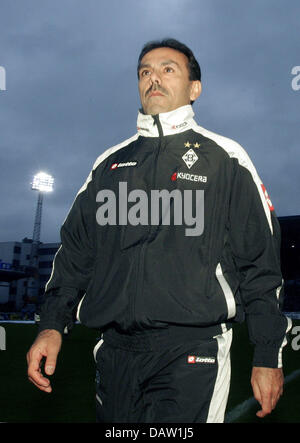 Mönchengladbach neuer Leiter an der Seitenlinie vor der Bundesliga Trainer Jos Luhukay Spaziergänge Spiel Arminia Bielefeld Vs Borussia Moenchengladbach am empfehlenswertesten Arena in Bielefeld, Deutschland, Samstag, 3. Februar 2007. Foto: Bernd Thissen (Achtung: Zeitraum blockieren! Die DFL ermöglicht der weitere Nutzung der Bilder in IPTV, mobile Dienste und anderen neuen Technologien keine früheren th Stockfoto