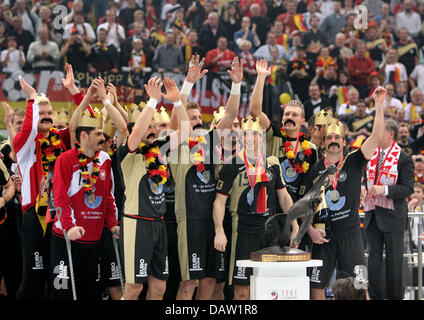 Die deutschen nationalen Handball Teamspieler feiern nach dem Sieg über Polen in die Handball WM 2007 Finale in der Kölnarena in Köln, Deutschland, Sonntag, 4. Februar 2007. Deutschland schlug Polen 29-24. Es war Deutschlands ersten WM-Titel seit der Marke 1978 World Championship-Team und ihre dritte je Goldmedaille bei der WM. Foto: Franz-Peter Tschauner Stockfoto