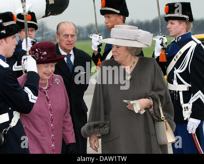 Die britische Königin Elizabeth II (L) und der Duke of Edinburgh sind willkommen von Königin Beatrix der Niederlande wie am Flughafen Rotterdam, Niederlande, 5. Februar 2007 eintreffen. Foto: Nieboer.NETHERLANDS Stockfoto