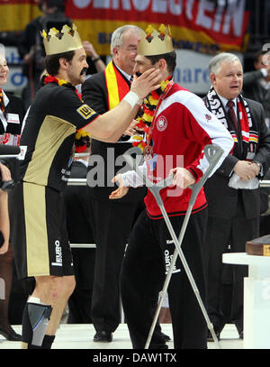 Der Kapitän der deutschen Nationalmannschaft Markus Baur (L) gratuliert den Deutsch-Torhüter Henning Fritz nach dem Sieg über Polen in die Handball WM 2007 Finale in der Kölnarena in Köln, Deutschland, Sonntag, 4. Februar 2007. Deutschland schlug Polen 29-24. Es war Deutschlands ersten WM-Titel seit der Marke 1978 World Championship-Team und ihre dritte je Stockfoto