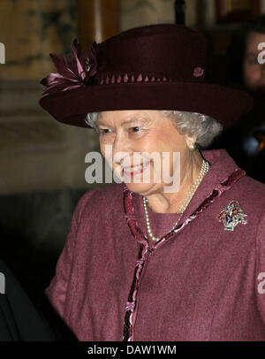 Die britische Königin Elizabeth II (L) ist in den Haag, Niederlande, 5. Februar 2007 abgebildet. Die englische Königin zahlt den Niederlande ein eintägiger Besuch anlässlich des 400. Jahrestages der englische reformierte Kirche auf dem Begijnhof in Amsterdam. Foto: Nieboer. NIEDERLANDE Stockfoto
