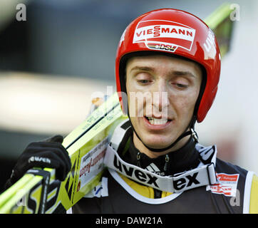 Deutscher Skispringer abgebildet Michael Uhrmann auf dem Hochfirst Sprung von Titisee-Neustadt, Deutschland, 3. Februar 2007. Foto: Ronald Wittek Stockfoto