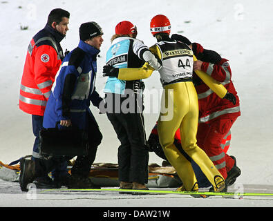 Deutscher Skispringer Michael Uhrmann ist aufgerichtet, nachdem er unten am Hochfirst Sprung von Titisee-Neustadt, Deutschland, 3. Februar 2007 stürzte. Foto: Patrick Seeger Stockfoto