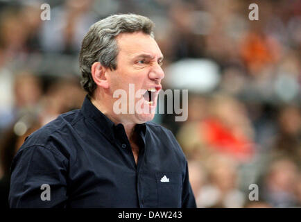 Französischer Trainer Claude Onesta Adressen seinen Spielern während der Deutschland Handball WM 2007 in Köln, Deutschland, Sonntag, 4. Februar 2007. Foto: Franz-Peter Tschauner Stockfoto