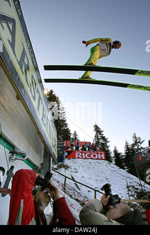 Deutscher Skispringer Stephan Hocke zieht am Hochfirst Sprung von Titisee-Neustadt, Deutschland, 3. Februar 2007. Foto: Patrick Seeger Stockfoto