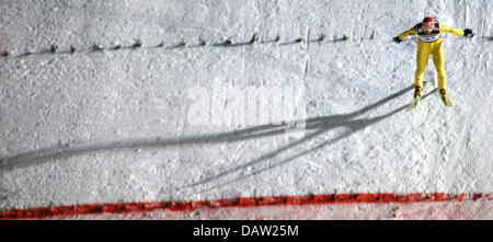 Deutscher Skispringer abgebildet Michael Uhrmann vor der Landung auf dem Hochfirst Sprung von Titisee-Neustadt, Deutschland, 3. Februar 2007. Foto: Patrick Seeger Stockfoto