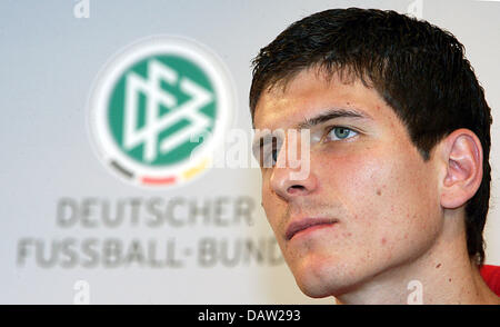 Deutsche internationale abgebildet Mario Gomez bei einer Pressekonferenz des deutschen Fußball-Bundes (DFB) in Düsseldorf, Dienstag, 6. Februar 2007. Die deutsche Seite steht der Schweiz Morgen, 7. Februar. Foto: Achim Scheidemann Stockfoto