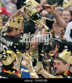 Die deutschen Spieler feiern Handball-Weltmeister 2007 in Köln, Deutschland, Sonntag, 4. Februar 2007. Foto: Achim Scheidemann Stockfoto