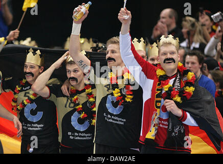 Die deutschen Spieler feiern Handball-Weltmeister 2007 in Köln, Deutschland, Sonntag, 4. Februar 2007. Foto: Oliver Berg Stockfoto