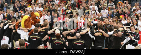 Die deutschen Spieler feiern Handball-Weltmeister 2007 in Köln, Deutschland, Sonntag, 4. Februar 2007. Foto: Achim Scheidemann Stockfoto