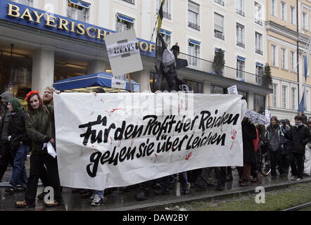 Rund 100 Demonstranten gegen die 43. Münchner Konferenz für Sicherheit marschieren zum "Hotel Bayerischer Hof", wo die Konferenz mit Protest Zeichen in München, Deutschland, Dienstag, 6. Februar 2007 stattfinden wird. 43. Münchner Konferenz für Sicherheit läuft vom 9. bis 10. Februar sind hochrangige Politiker aus rund 40 Ländern erwartet. Zu den erwarteten Gästen zählen Russ Stockfoto