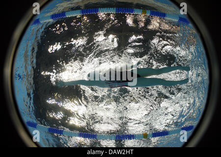 Deutsche Schwimmerin Britta Steffen ist mit ein Fish-Eye-Objektiv in einem Schwimmbad in Berlin, Deutschland, Mittwoch, 24. Januar 2007 abgebildet. Foto: Gero Breloer Stockfoto