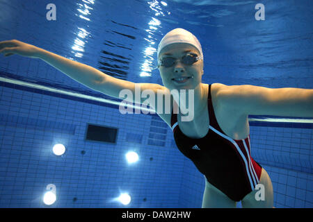 Deutsche Schwimmerin Britta Steffen ist unter Wasser in einem Schwimmbad in Berlin, Deutschland, Mittwoch, 24. Januar 2007 abgebildet. Foto: Gero Breloer Stockfoto