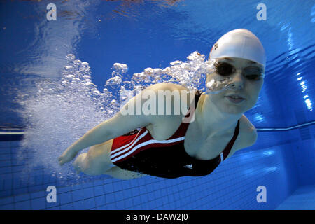 Deutsche Schwimmerin Britta Steffen ist unter Wasser in einem Schwimmbad in Berlin, Deutschland, Mittwoch, 24. Januar 2007 abgebildet. Foto: Gero Breloer Stockfoto