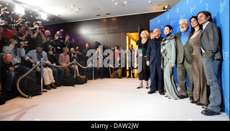 Berlinale Film Festival Jury Mitglieder dänische Cutterin Molly Malene Stensgaard, US-amerikanischer Schauspieler Willem Dafoe, Jurypräsident US-amerikanischer Regisseur Paul Schrader, chinesischer Hersteller Nansun Shi, deutscher Schauspieler Mario Adorf, palästinensischen Schauspielerin Hiam Abbass und mexikanischen Schauspieler Gael Garcia Bernal (L-R) Gesicht, eine Schar von Fotografen während ein Foto rufen in Berlin, Deutschland, Donnerstag, 08. Februar Stockfoto