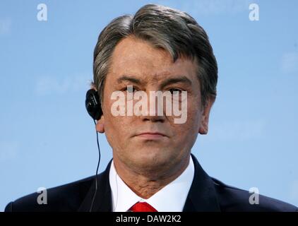 Der ukrainische Präsident Viktor Yushchenko fotografiert während einer Pressekonferenz in der Staatskanzlei in Berlin, Deutschland, Donnerstag, 8. Februar 2007. Seine vorherige Themen sprechen Sie mit Bundeskanzlerin Merkel Energieversorgung sowie die Reform- und Umbauphase Bewegung der Ukraine waren. Foto: Tim Brakemeier Stockfoto