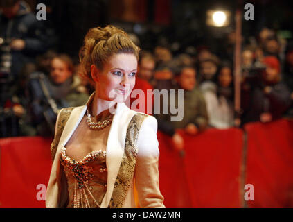 Deutsche Schauspielerin Lisa Martinek kommt bei der Eröffnung der 57. Berlinale Filmfestspiele in Berlin, Deutschland, Donnerstag, 8. Februar 2007. Bis 18. Februar 2007 sind insgesamt 400 Filme während der 57. Berlinale gezeigt werden, von denen 22 für das Festival Goldener Bär Preis zu konkurrieren. Foto: Soeren Stache Stockfoto