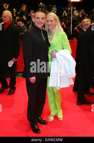 Deutsche Schauspieler Dominique Horwitz (L) und seine Freundin Anna Wittig kommen bei der Eröffnung der 57. Berlinale Filmfestspiele in Berlin, Deutschland, Donnerstag, 8. Februar 2007. Bis 18. Februar 2007 sind insgesamt 400 Filme während der 57. Berlinale gezeigt werden, von denen 22 für das Festival Goldener Bär Preis zu konkurrieren. Foto: Soeren Stache Stockfoto