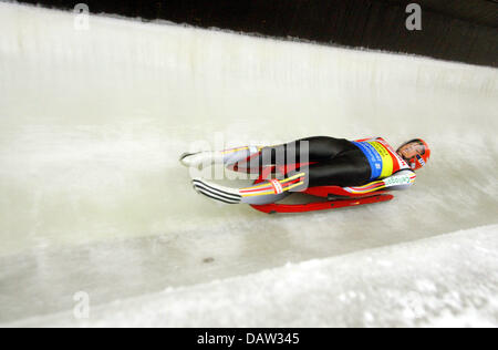 Deutscher Rennrodler Silke Kraushaar-Pielach Rennen hinunter die Ince-Kanal bei der Rennrodel-Weltcup in Winterberg, Deutschland, Samstag, 10. Februar 2007. Vierte stattfindet, sicherte sich Kraushaar-Pielach als erste Frau der Welt ihren fünften Weltcup-Sieg. Foto: Bernd Thissen Stockfoto