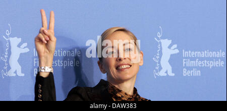 US-Schauspielerin Sharon Stone stellt während des Telefonats Foto für ihren Film "Wenn A Mann fällt In The Forest" auf der 57. Berlinale Film Festival in Berlin, Deutschland, Montag, 12. Februar 2007. Foto: Jörg Carstensen Stockfoto