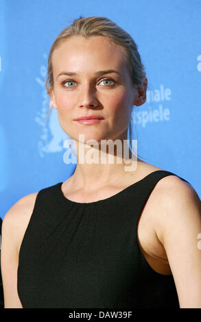 Schauspielerin Diane Kruger stellt bei der Premiere des Films "Goodbye Bafana" läuft auf der 57. Berlinale Film Festival in Berlin, Deutschland, Sonntag, 11. Februar 2007. Foto: Hubert Boesl Stockfoto