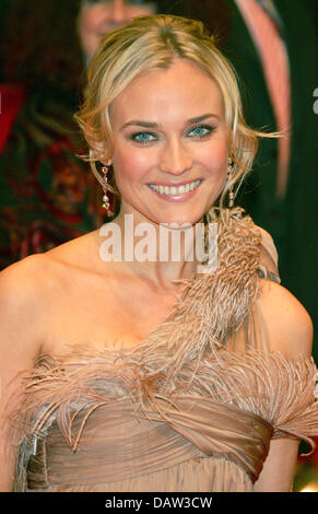 Deutsche Schauspielerin Diane Kruger lächelt bei der Vorstellung ihres Films "Goodbye Bafana" bei den 57. Internationalen Filmfestspiele Berlin in Berlin, Deutschland, 11. Februar 2007. Foto: Hubert Boesl Stockfoto