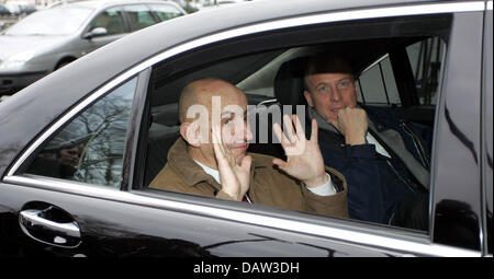 CEO von Airbus, Louis Gallois (L) und CEO of EADS Thomas Enders (R) kommen an das Bundesministerium für Wirtschaft in Berlin, Deutschland, Dienstag, 13. Februar 2007. Sie treffen mit deutschen Minister für Wirtschaft Michael Glos zur Erörterung der Krise bei Airbus und werden von Niedersachsens Ministerpräsident Christian Wulff später an diesem Nachmittag verbunden werden. Foto: Rainer Jensen Stockfoto